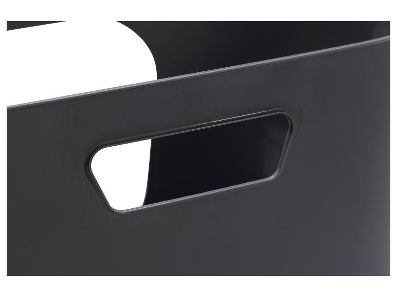 Détail d'une boîte de rangement en plastique gris avec poignée découpée