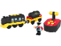Train jouet noir et jaune avec wagon-citerne, figurine de conducteur et télécommande rouge.