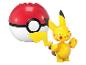 Jouet Pikachu et Poké Ball construits avec des blocs.