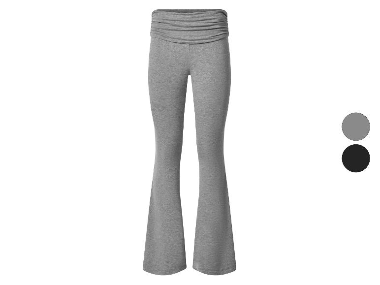 Pantalon évasé gris avec taille froncée, également disponible en noir.