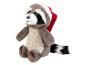 Un ourson en peluche avec un masque de raton laveur portant un bonnet rouge de Noël.