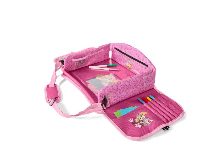 Organisateur de siège de voiture rose pour enfant avec des marqueurs et des autocollants.