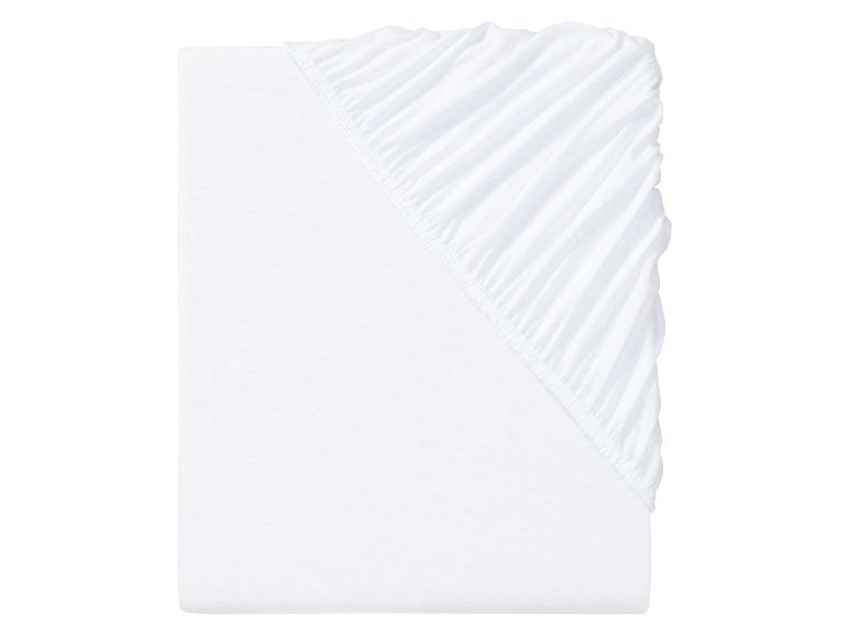 Un drap-housse blanc.