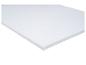 Toile blanche vierge sur un cadre en bois, vue en angle.