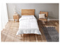 Une couette blanche sur un cadre de lit en bois dans une chambre.