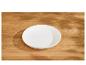 Bol blanc vide sur une table en bois avec des ombres.