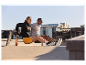 Un couple en vêtements de sport s'entraîne dehors.