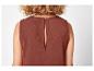 Robe marron sans manches, dos nu.