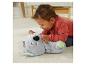 Bébé jouant avec une peluche koala douce sur un tapis crème.