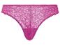 Un string rose en dentelle.