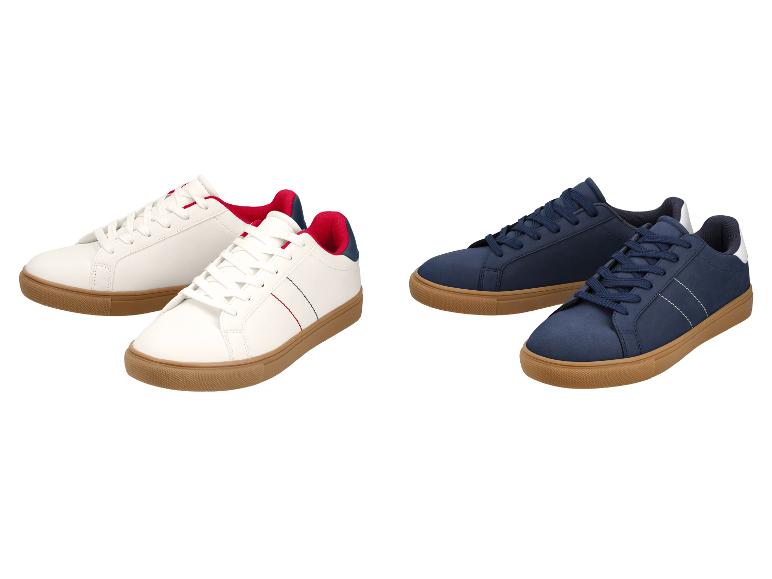 Deux paires de baskets: blanches avec des accents rouges et bleus, et bleu marine avec des accents blancs, toutes deux avec des semelles en gomme.