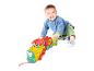 Un enfant joue avec un train Mickey Mouse.
