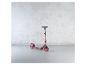 Trottinette rouge avec roues rouges, design moderne.
