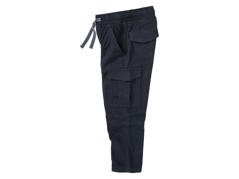 Un pantalon noir avec des poches.