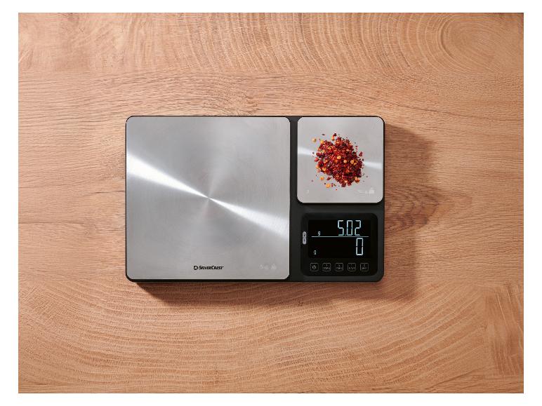 Balance de cuisine numérique SilverCrest avec deux surfaces de pesée et du piment broyé.