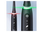 Deux brosses à dents électriques noires Oral-B avec différentes fonctions.