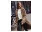 Une femme porte un manteau en fausse fourrure marron, un legging noir et un pull blanc.