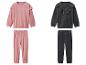 Deux ensembles de pyjamas en velours pour enfants, un rose et un gris foncé.