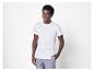 Un homme portant un t-shirt blanc et un pantalon bleu.