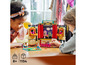 Deux enfants jouent avec un ensemble LEGO Friends de théâtre.