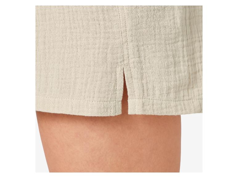 Détails d'un short beige en tissu léger.