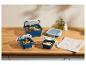 Contenants alimentaires pliables bleus avec diverses collations sur une table en bois.