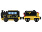 Une locomotive à vapeur noire avec des détails jaunes et un wagon-citerne.