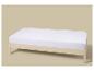 Lit simple en bois clair avec matelas blanc et drap-housse.