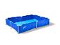Piscine rectangulaire bleue avec fond bleu clair et cadre blanc