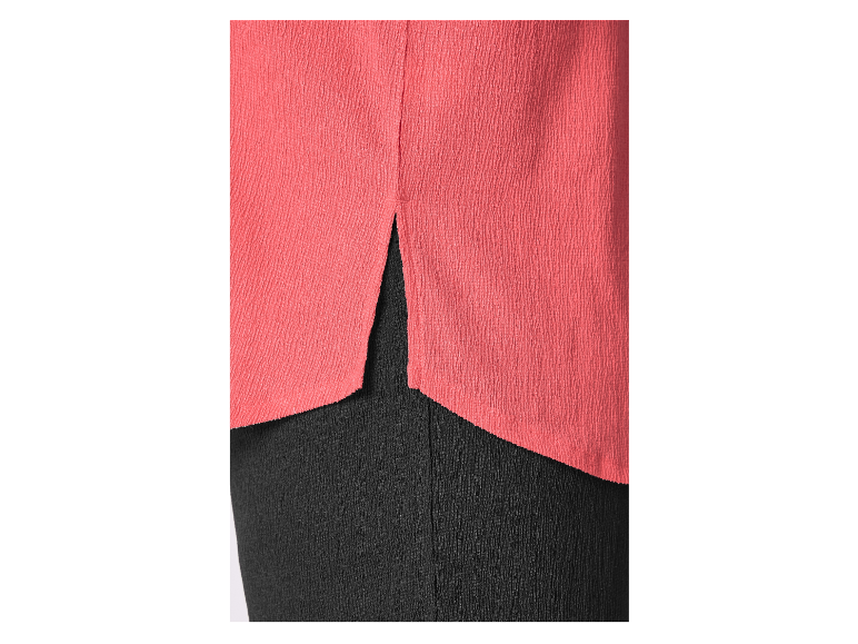 Haut rose corail et jupe noire, détail de texture.