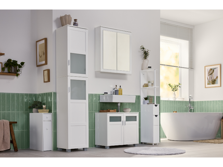 Salle de bain moderne avec meubles blancs, carrelage vert menthe et baignoire îlot.