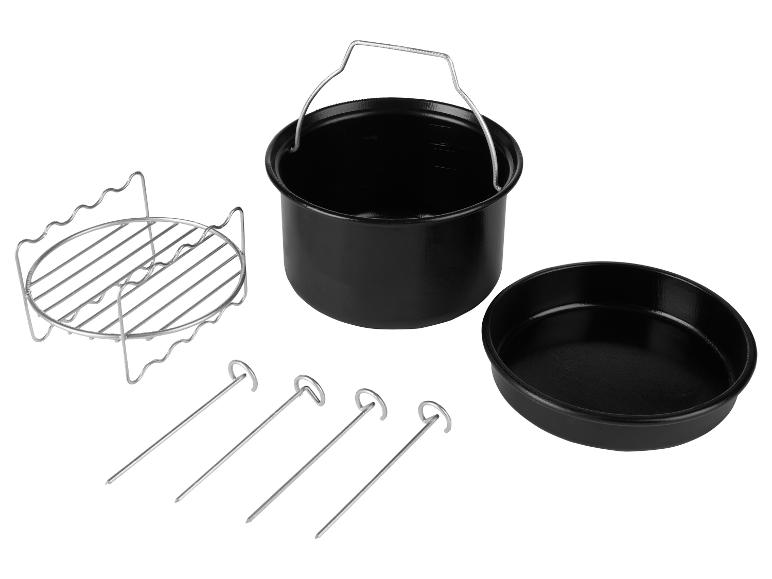 Accessoires friteuse à air: panier, plat et brochettes.