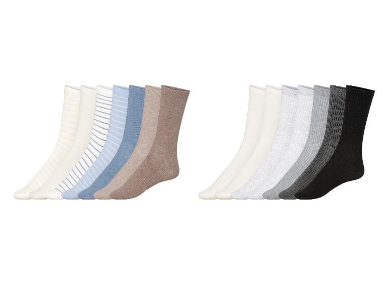 Un ensemble de 10 paires de chaussettes en plusieurs couleurs et motifs