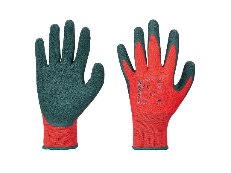 Une paire de gants de travail rouges et verts avec revêtement antidérapant et marquages de sécurité.