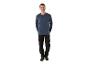 Homme en t-shirt bleu à manches longues et pantalon de travail noir