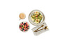 Tortellini aux asperges, yaourt avec granola et baies et une tasse de café