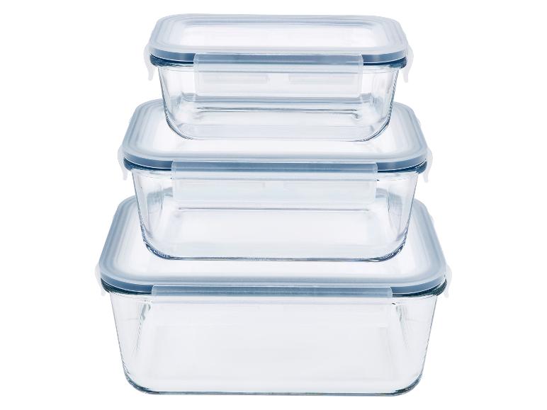 Récipients alimentaires rectangulaires en verre empilés avec couvercles transparents.