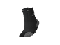 Une paire de chaussettes de sport noires avec des accents gris et du texte blanc.