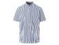 Chemise à manches courtes à rayures bleu et blanc.
