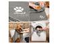 Serviette pour animaux Vileda grise avec empreinte de patte, utilisée pour sécher un chien et lavée en machine.