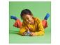 Un enfant joue avec un set LEGO Disney Princess.