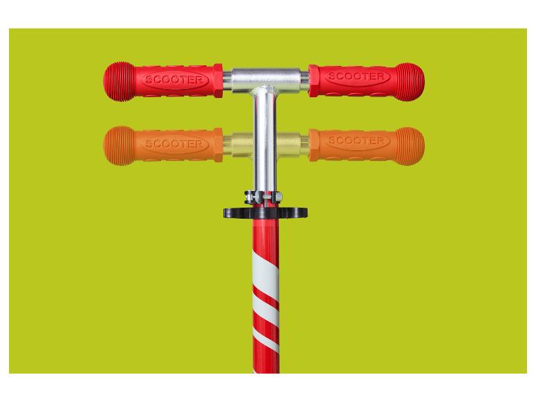 Poignées de trottinette rouges et oranges avec l'inscription « SCOOTER ».