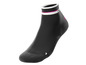 Une paire de chaussettes noires avec une bande blanche et rose.