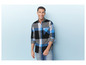 Homme en chemise à carreaux bleu et gris et en jean bleu.