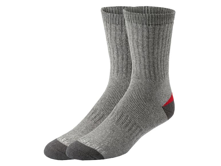 Une paire de chaussettes grises avec un bout et un talon gris foncé, et un motif rouge au talon.