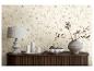 Papier peint floral avec un meuble en bois, une lampe, des bougies et un vase décoratif.
