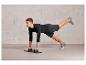 Homme en vêtements de sport noirs faisant des pompes avec une barre de pompes.