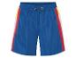 Shorts de bain bleus avec bandes colorées.