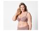 Une femme porte un soutien-gorge et une culotte mauves.