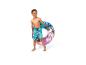 Un enfant avec une bouée tropicale et un short de bain.